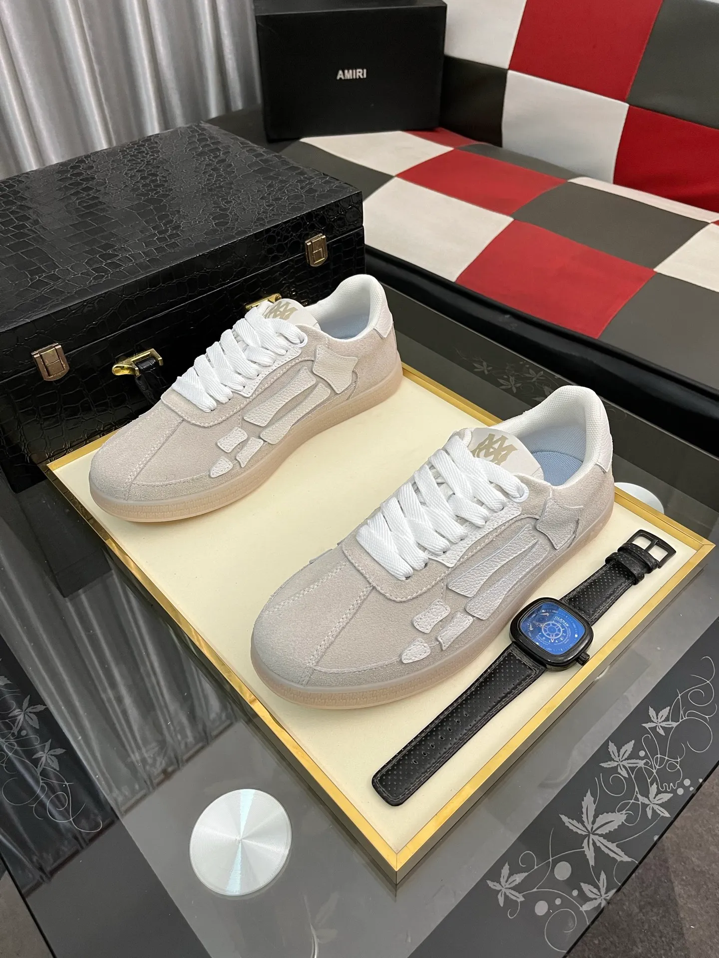 Men's shoes 💰420⌚️⌚️《AMIR*》New men's low-top casual sports sneakers bone shoes, another pair of irresistible bone shoes. Bone shoes are one of AMIRI's most popular items. They use first-layer cowhide uppers. The side bones are made of two cowhide laminations. They have a three-dimensional feel. The leather incisions are all oil-edged. Contrasting color design. Simple style. Fashionable sports. Customized metal LOGO nameplate to embellish shoelaces. Exclusive control of top version. Supports comparison. Breathable mesh lining Original rubber outsole A must-have item for daily leisure Suitable for various occasions Check it out if you are looking for high quality Super cool uppers Size: 38-445️⃣ Colors available